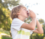 Mama, waarom moet ik steeds niezen? Zo leg je hooikoorts simpel uit aan je kind