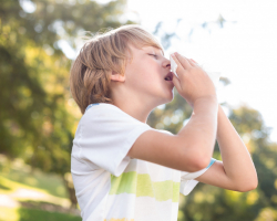 Mama, waarom moet ik steeds niezen? Zo leg je hooikoorts simpel uit aan je kind