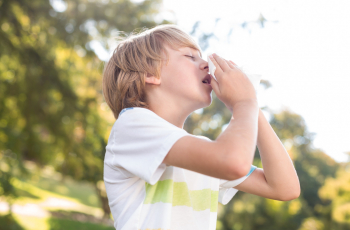 Mama, waarom moet ik steeds niezen? Zo leg je hooikoorts simpel uit aan je kind