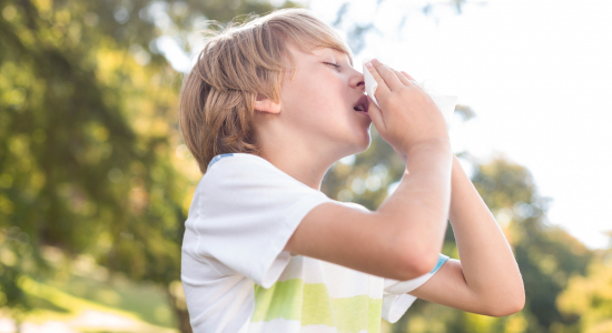 Mama, waarom moet ik steeds niezen? Zo leg je hooikoorts simpel uit aan je kind