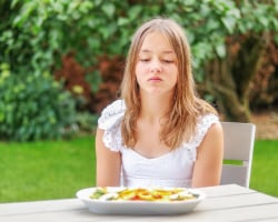 Mijn tiener eet bijna niks meer: is dit normaal of reden tot zorgen?