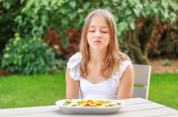 Mijn tiener eet bijna niks meer: is dit normaal of reden tot zorgen?