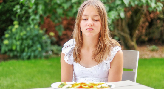 Mijn tiener eet bijna niks meer: is dit normaal of reden tot zorgen?