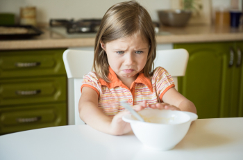 “Dat lust ik niet!” Dit is de psychologie achter kieskeurig eetgedrag (met 4 tips voor meer rust aan tafel)