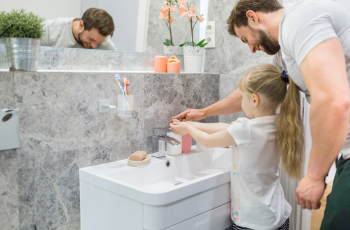 Praktisch én gezinsvriendelijk: zo ontwerp je jouw nieuwe badkamer