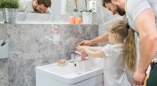 Praktisch én gezinsvriendelijk: zo ontwerp je jouw nieuwe badkamer