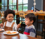 Uit eten met kinderen zonder drama: zo gaat het je lukken