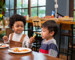 Uit eten met kinderen zonder drama: zo gaat het je lukken