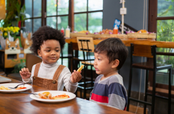 Uit eten met kinderen zonder drama: zo gaat het je lukken