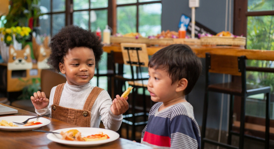 Uit eten met kinderen zonder drama: zo gaat het je lukken