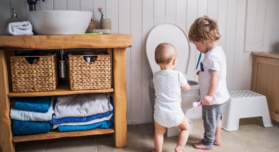 Wel of niet wachten totdat je kind interesse toont in zindelijkheidstraining?