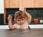 Help, mijn kind gooit met eten! Zo kan je het best reageren