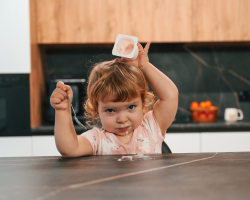 Help, mijn kind gooit met eten! Zo kan je het best reageren