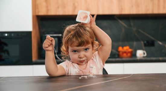 Help, mijn kind gooit met eten! Zo kan je het best reageren