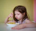 Mijn kind eet zó langzaam en ook nog eens weinig: 4 tips van een kindervoedingscoach