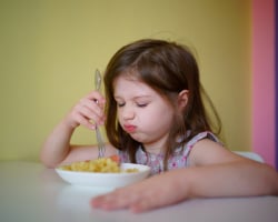 Mijn kind eet zó langzaam en ook nog eens weinig: 4 tips van een kindervoedingscoach