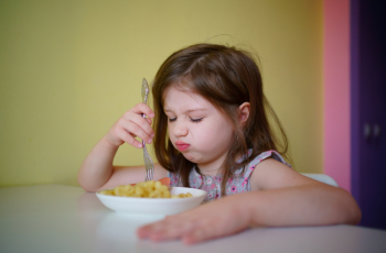 Mijn kind eet zó langzaam en ook nog eens weinig: 4 tips van een kindervoedingscoach
