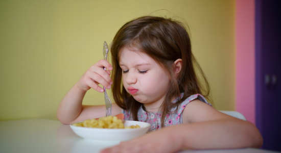 Mijn kind eet zó langzaam en ook nog eens weinig: 4 tips van een kindervoedingscoach