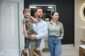 Van speeltuin tot werkoverleg: handige kledingstukken die elke vader in zijn kast wil hebben