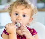 Je kind met bestek leren eten: wanneer moet je daarmee beginnen en hoe pak je dat aan?