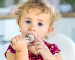 Je kind met bestek leren eten: wanneer moet je daarmee beginnen en hoe pak je dat aan?