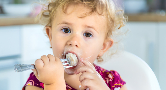 Je kind met bestek leren eten: wanneer moet je daarmee beginnen en hoe pak je dat aan?