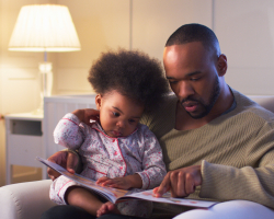 Waarom een persoonlijk verhaaltje je kind soms beter helpt dan een boek uit de kast
