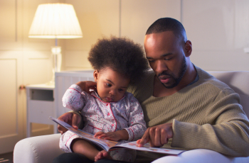 Waarom een persoonlijk verhaaltje je kind soms beter helpt dan een boek uit de kast