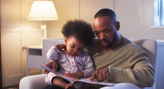 Waarom een persoonlijk verhaaltje je kind soms beter helpt dan een boek uit de kast