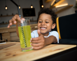 Hoeveel suiker drinkt jouw kind eigenlijk ongemerkt?