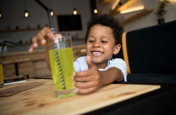 Hoeveel suiker drinkt jouw kind eigenlijk ongemerkt?
