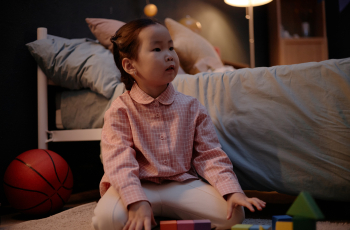 Tocht, kou of angst in het donker? Zo maak je de kinderkamer klaar voor de herfst en winter