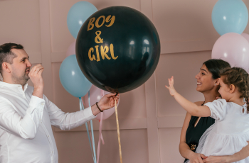 89% van de ouders vindt gender reveals overdreven: toch verdwijnt de traditie niet