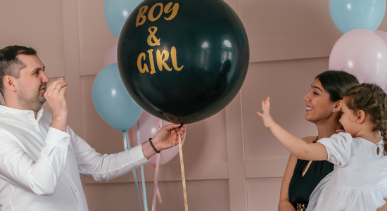 89% van de ouders vindt gender reveals overdreven: toch verdwijnt de traditie niet