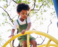 Kinderslaapcoach: beter slapen begint bij beweging, ‘buiten spelen effectiever dan binnen’