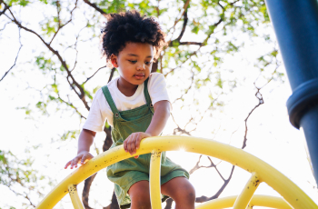 Kinderslaapcoach: beter slapen begint bij beweging, ‘buiten spelen effectiever dan binnen’