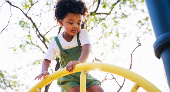 Kinderslaapcoach: beter slapen begint bij beweging, ‘buiten spelen effectiever dan binnen’