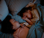 De kinderen liggen op bed. Wanneer kom jij tot rust?