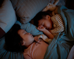 De kinderen liggen op bed. Wanneer kom jij tot rust?