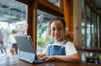 Kinderen werken steeds vaker op een laptop, maar één belangrijke vaardigheid leren ze niet (terwijl dit eigenlijk onmisbaar is)