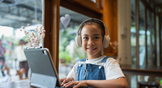 Kinderen werken steeds vaker op een laptop, maar één belangrijke vaardigheid leren ze niet (terwijl dit eigenlijk onmisbaar is)