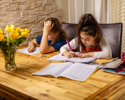 10 slimme routines waardoor huiswerk minder tijd kost (en minder strijd oplevert)