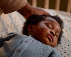 Mijn baby wordt elke nacht rond hetzelfde tijdstip wakker: wat betekent dat?
