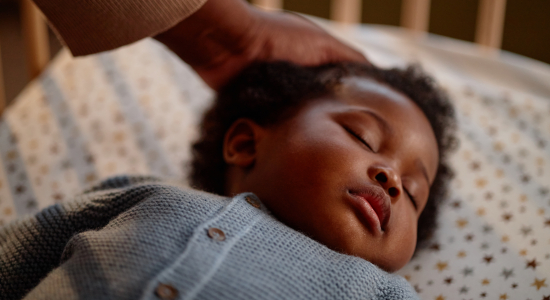 Mijn baby wordt elke nacht rond hetzelfde tijdstip wakker: wat betekent dat?