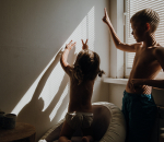 Lang licht ’s avonds: zo krijg je je kind in de zomer toch op tijd in slaap