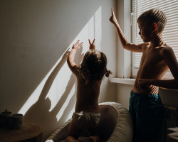 Lang licht ’s avonds: zo krijg je je kind in de zomer toch op tijd in slaap