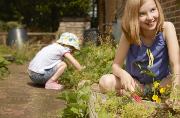 Zo creëer je een kindvriendelijke tuin waar iedereen blij van wordt