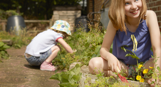 Zo creëer je een kindvriendelijke tuin waar iedereen blij van wordt