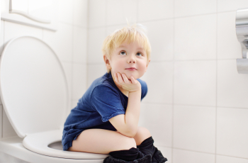 Mijn kind durft niet te poepen op de wc: wat kan ik doen?