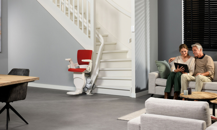 Hoe helpt u uw ouder thuis te blijven wonen zonder zelfstandigheid af te nemen?